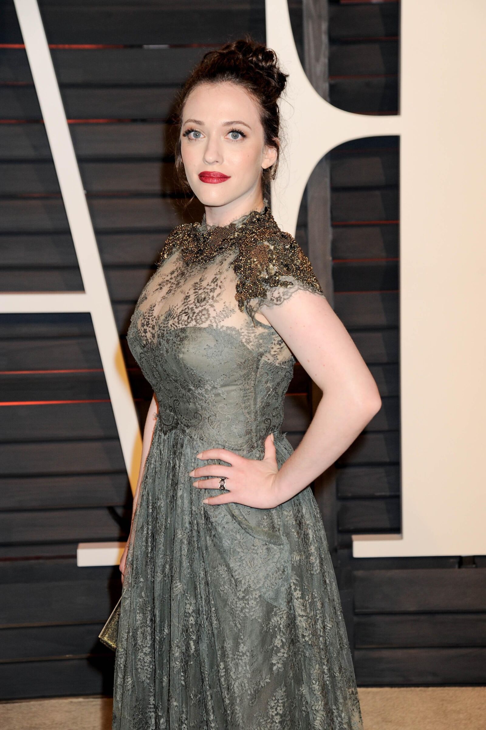 Kat Dennings no Vanity Fair Oscar Party