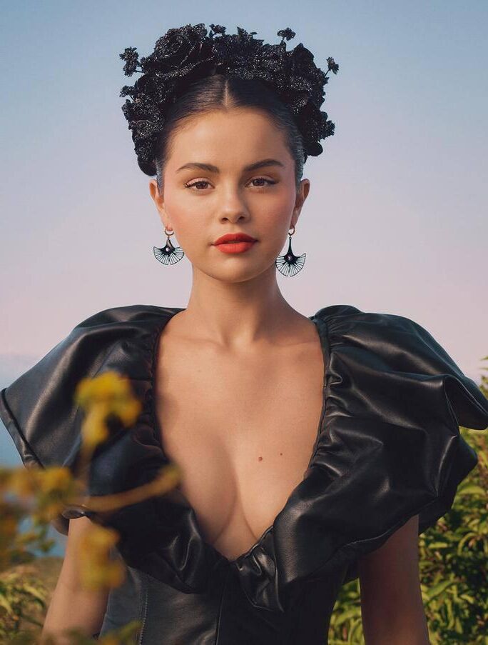 Selena Gomez - Boobs lindos em sessão de fotos sexy para Allu