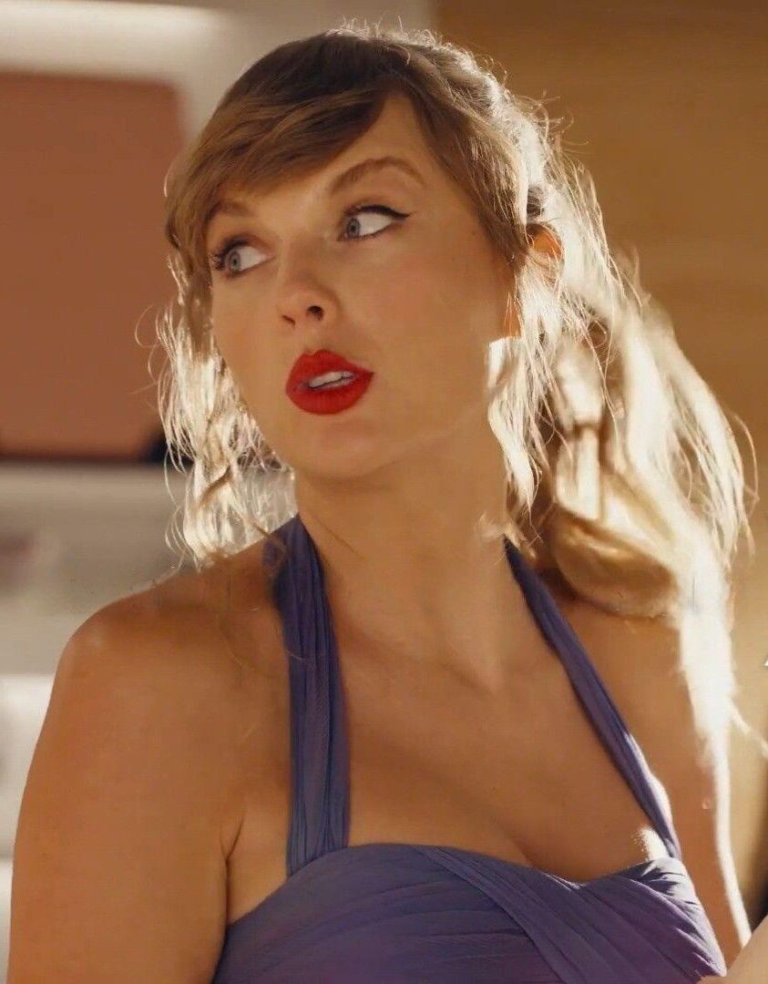 Taylor Swift Red Lips