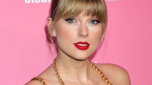 Taylor Swift Red Lips