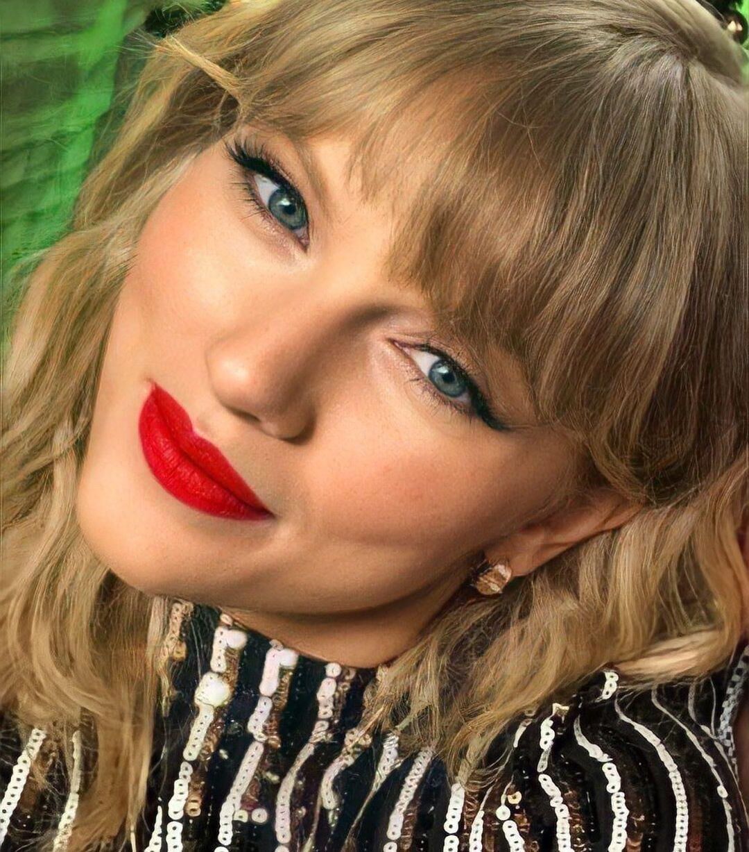 Taylor Swift Red Lips