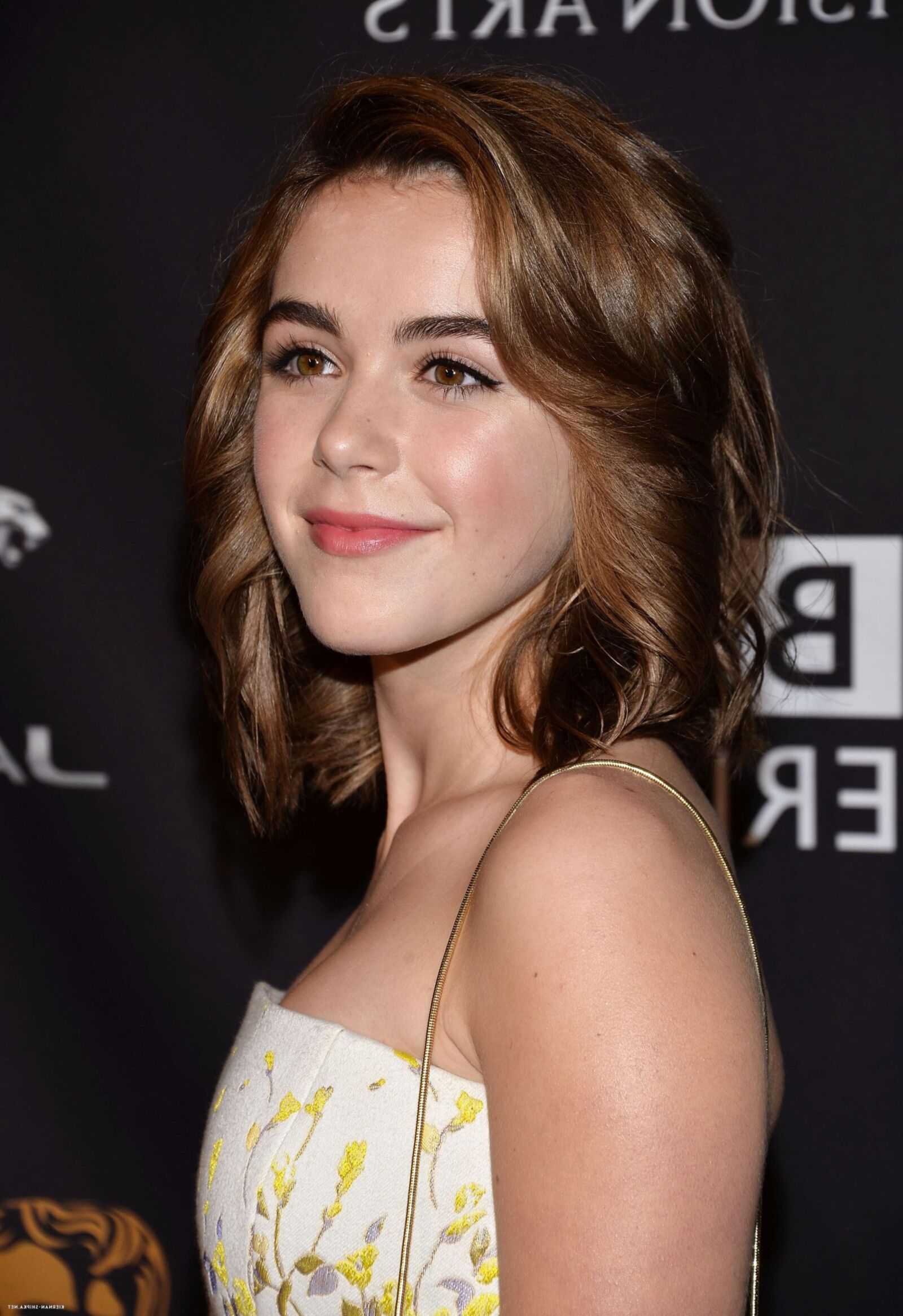 Atriz adolescente fofa Kiernan Shipka, produtores divertidos brinquedos