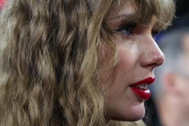 Taylor Swift Red Lips