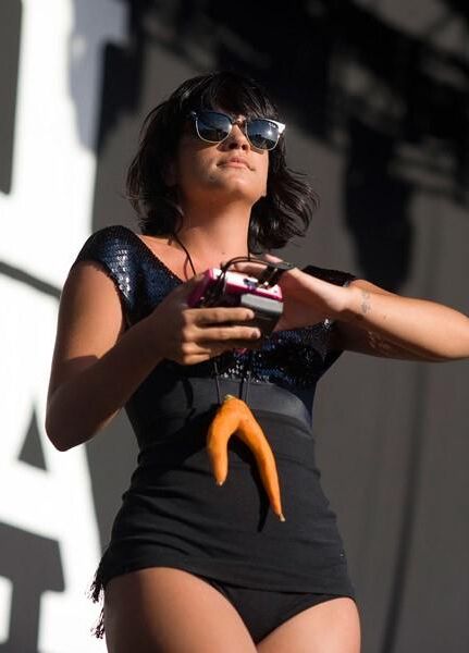 Lily Allen tan sexy