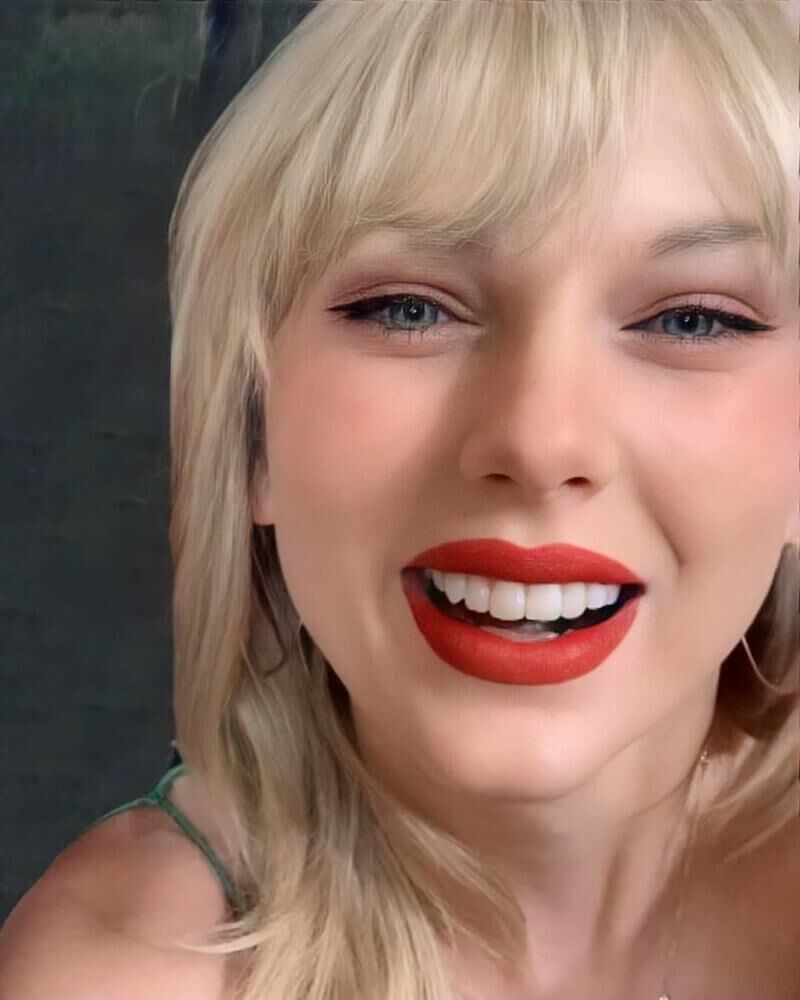 Taylor Swift Red Lips