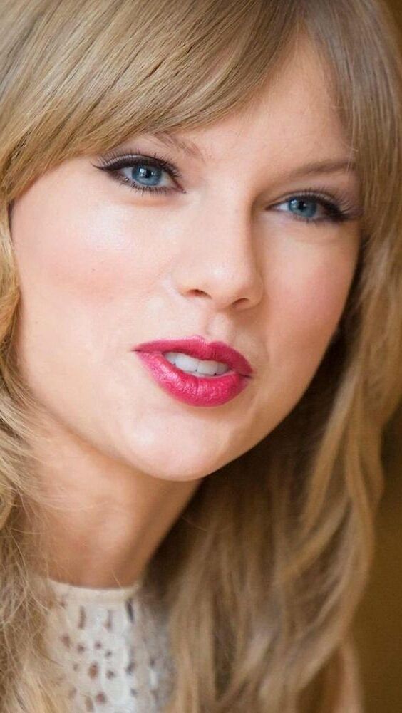 Taylor Swift Red Lips