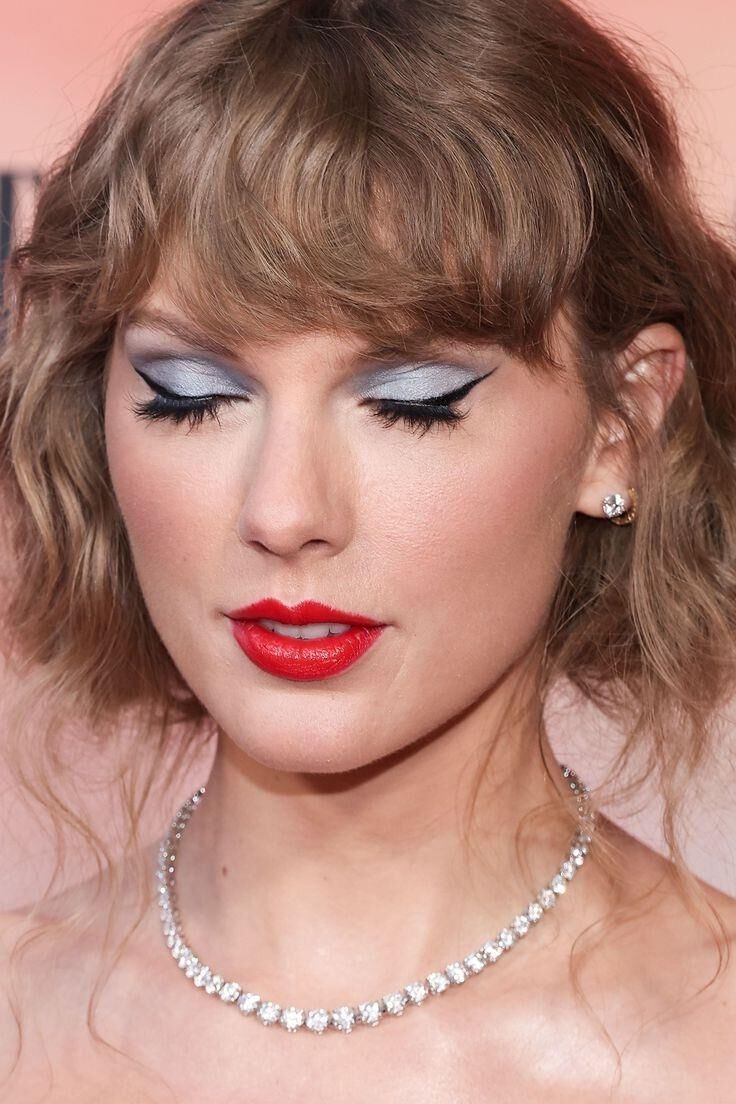 Taylor Swift Red Lips