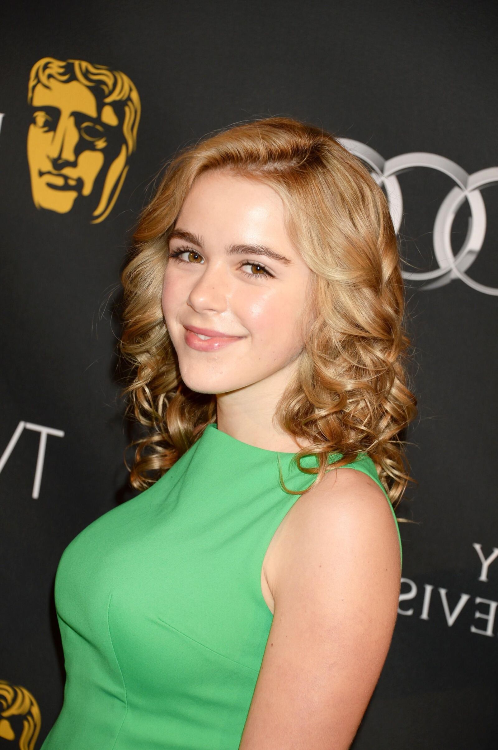 Atriz adolescente fofa Kiernan Shipka, produtores divertidos brinquedos