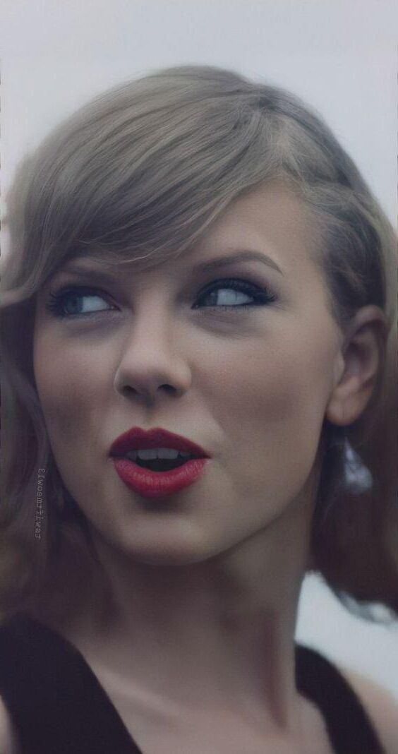 Taylor Swift Red Lips