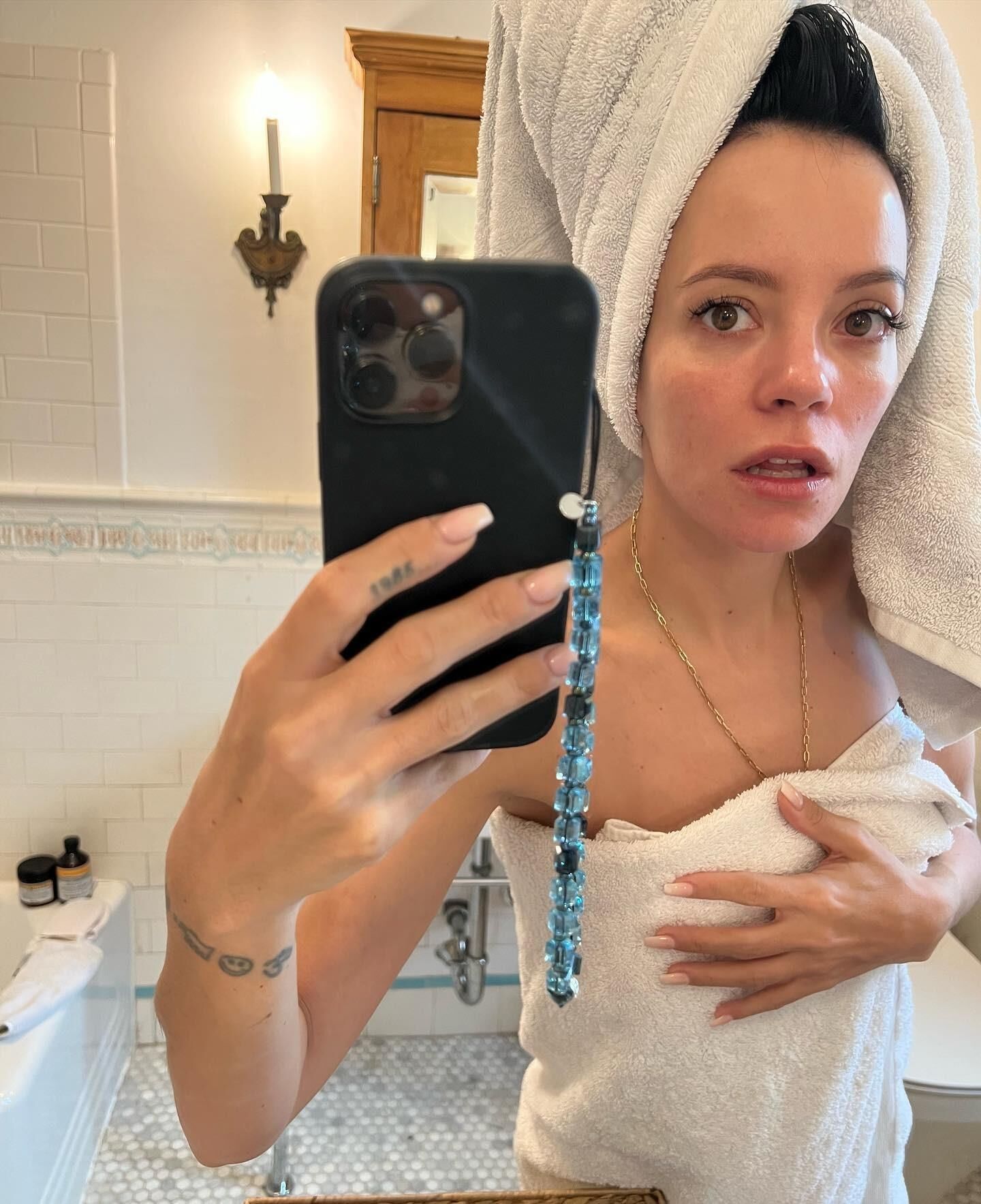 Lily Allen tan sexy