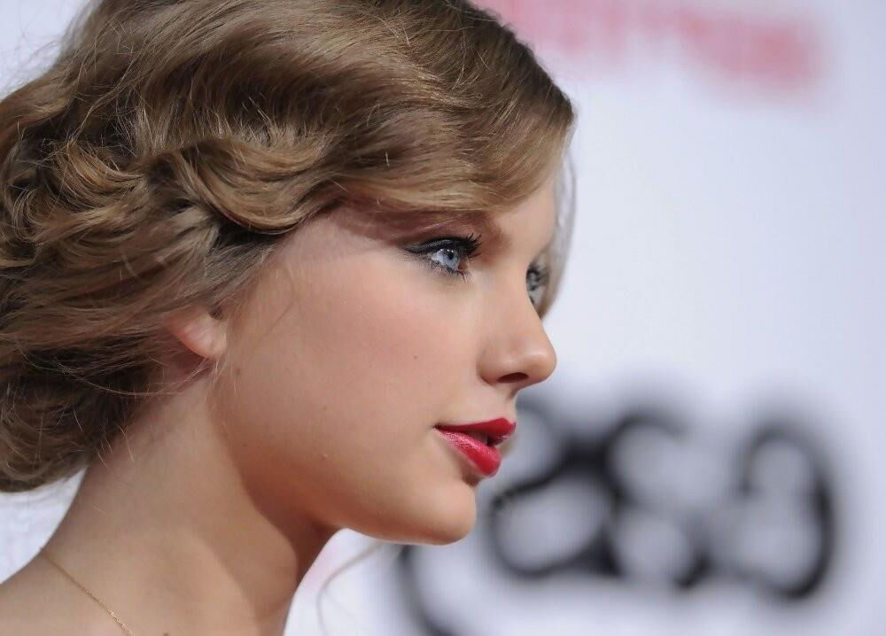 Taylor Swift Red Lips