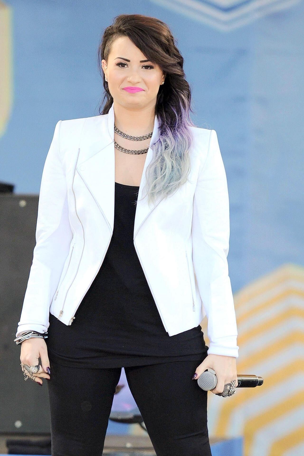 Demi Lovato se apresentando no 'Good Morning America' em