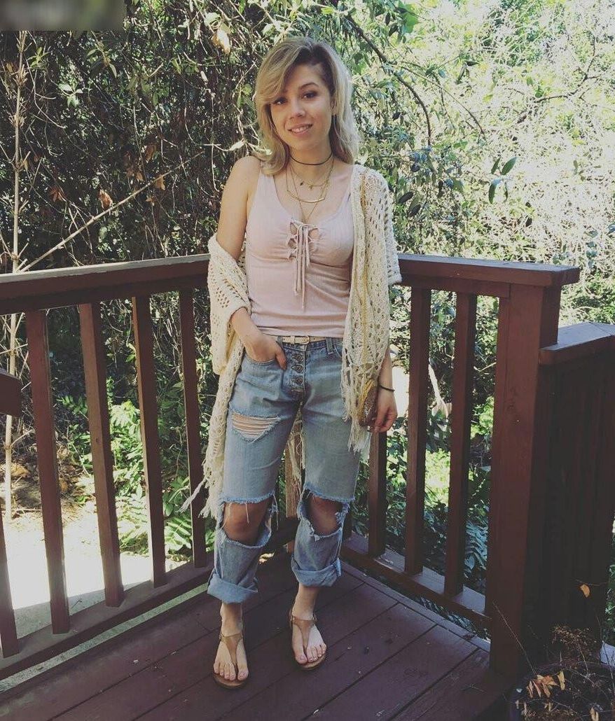 Jennette McCurdy sexy feet