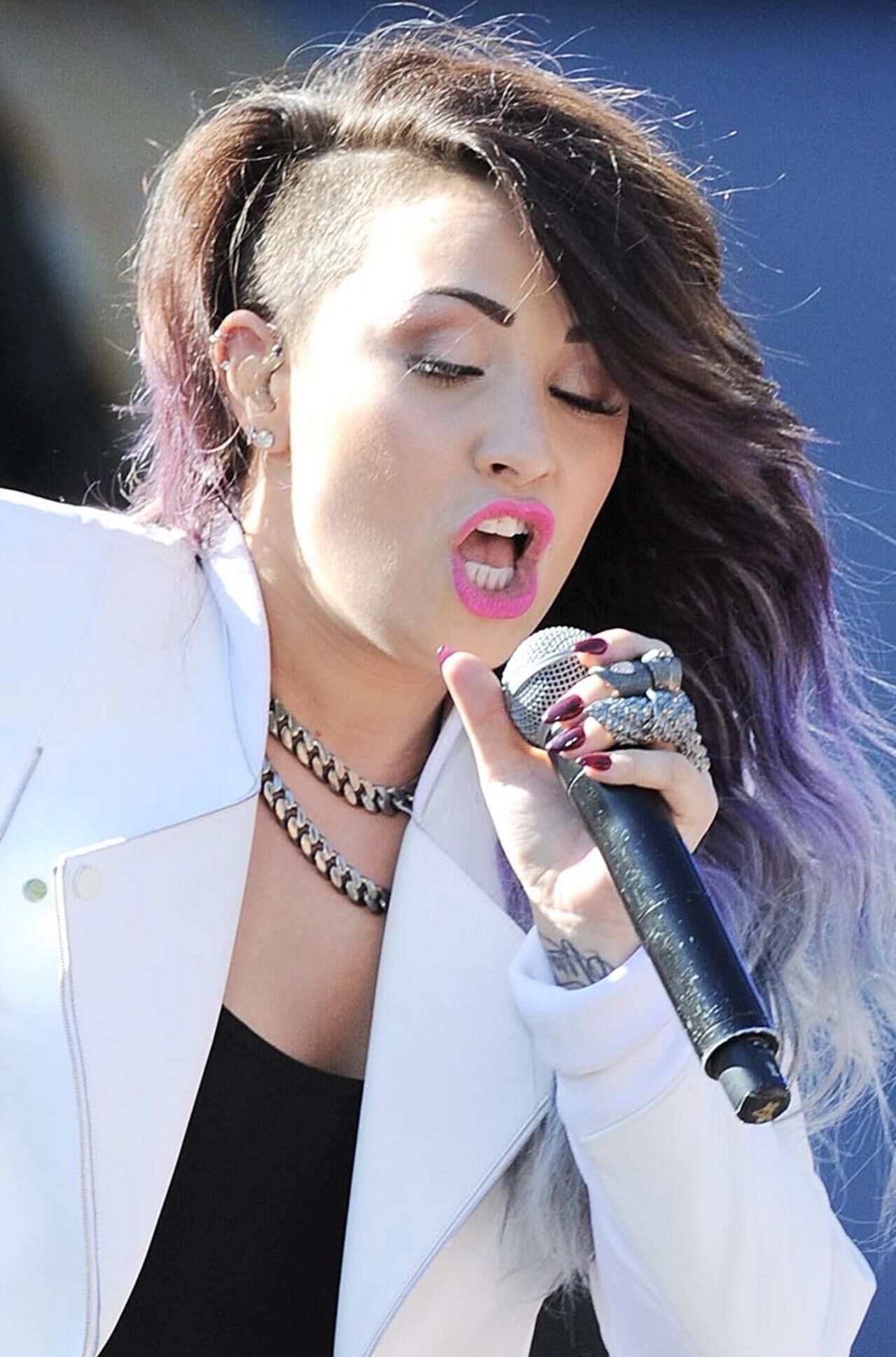 Demi Lovato se apresentando no 'Good Morning America' em