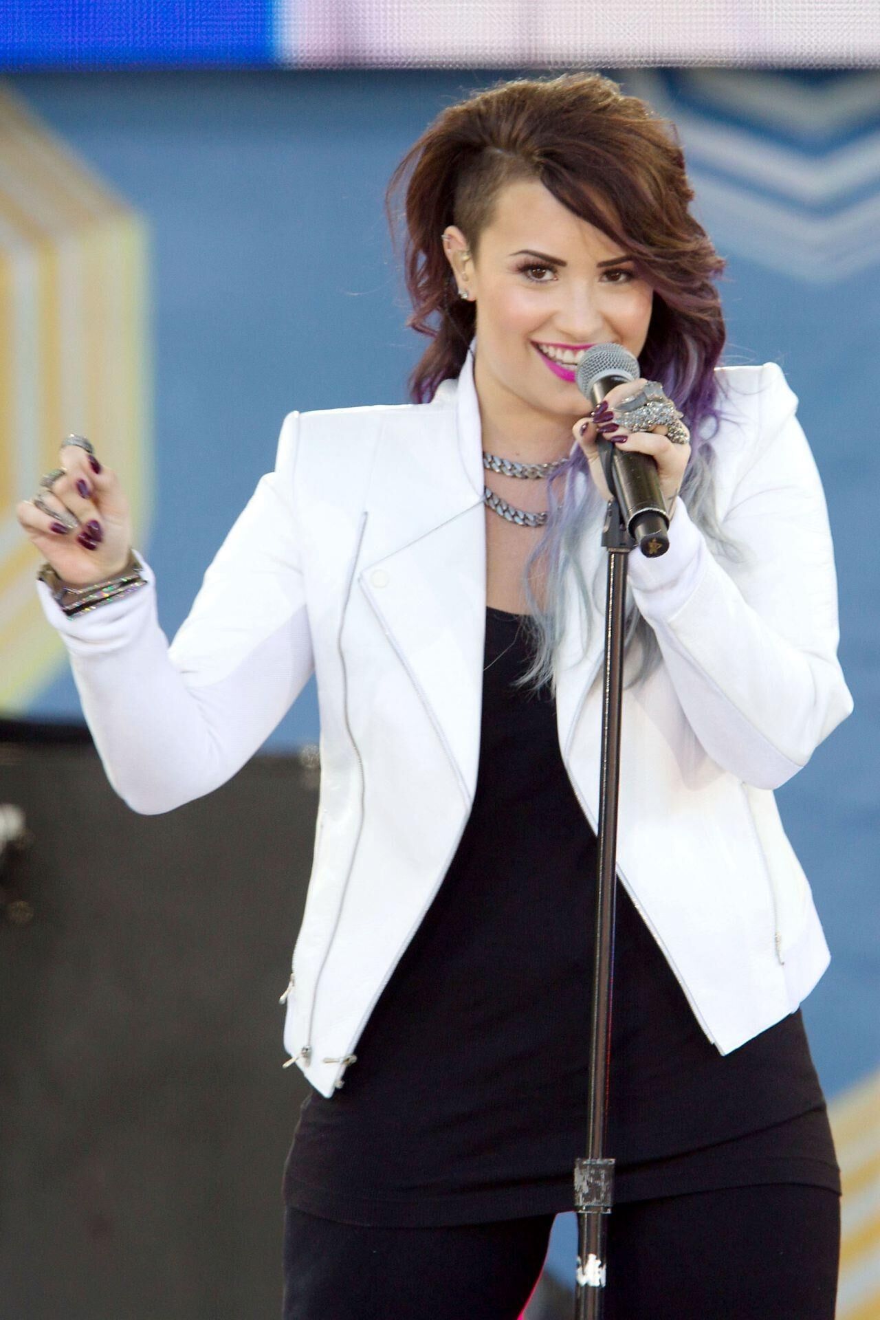 Demi Lovato se apresentando no 'Good Morning America' em