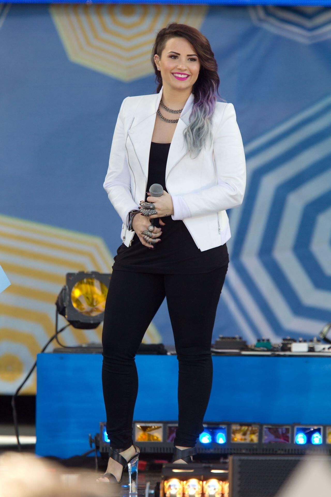 Demi Lovato se produisant sur "Good Morning America"