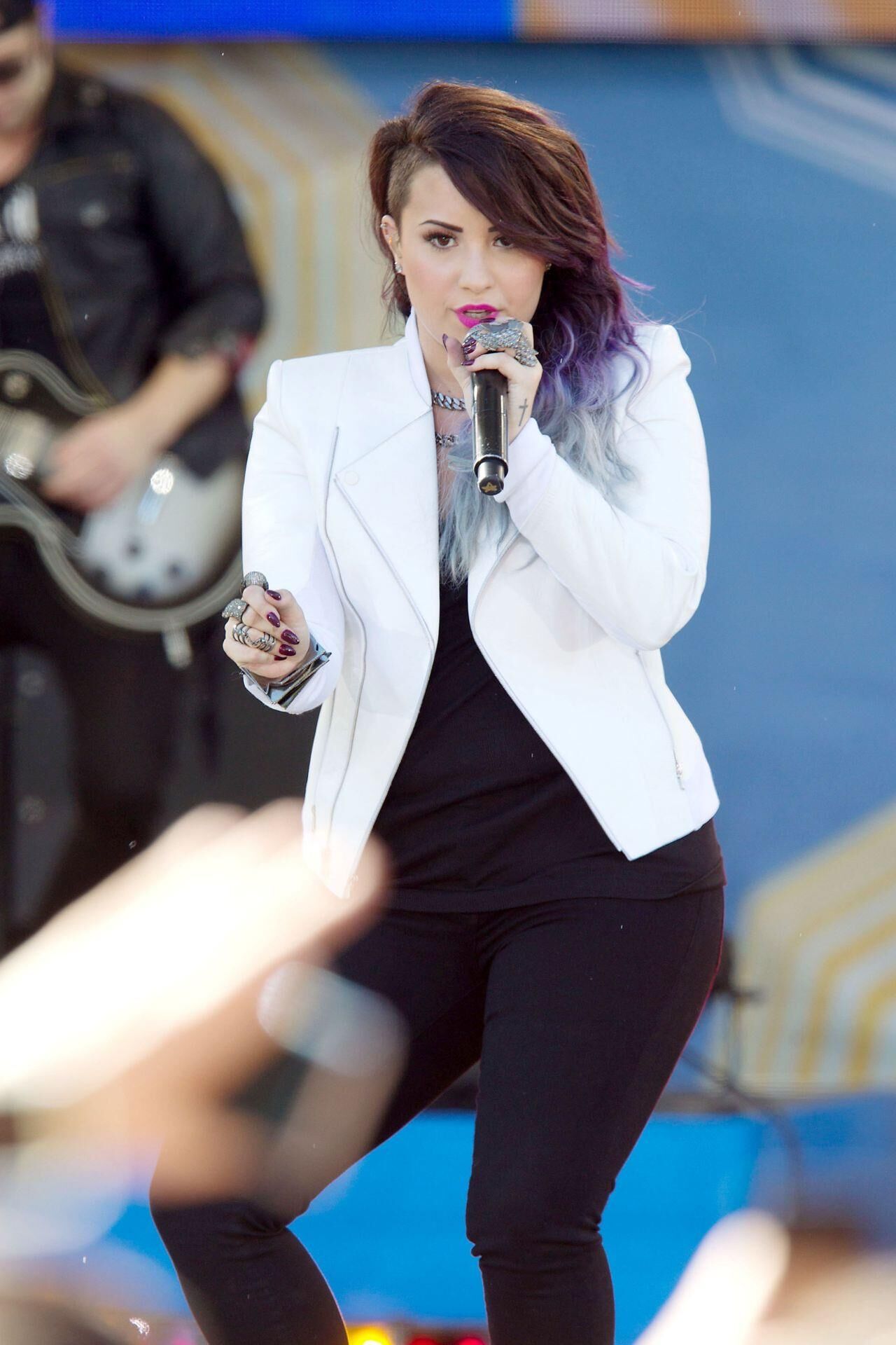 Demi Lovato se apresentando no 'Good Morning America' em