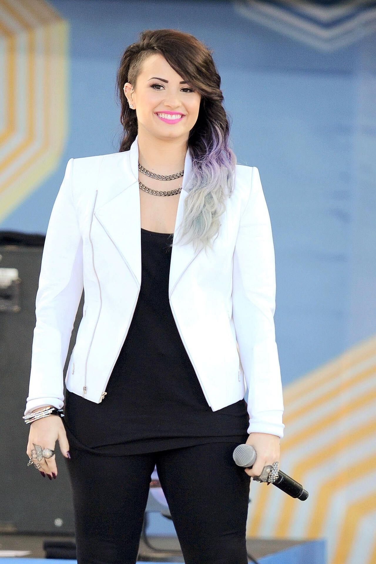 Demi Lovato se produisant sur "Good Morning America"