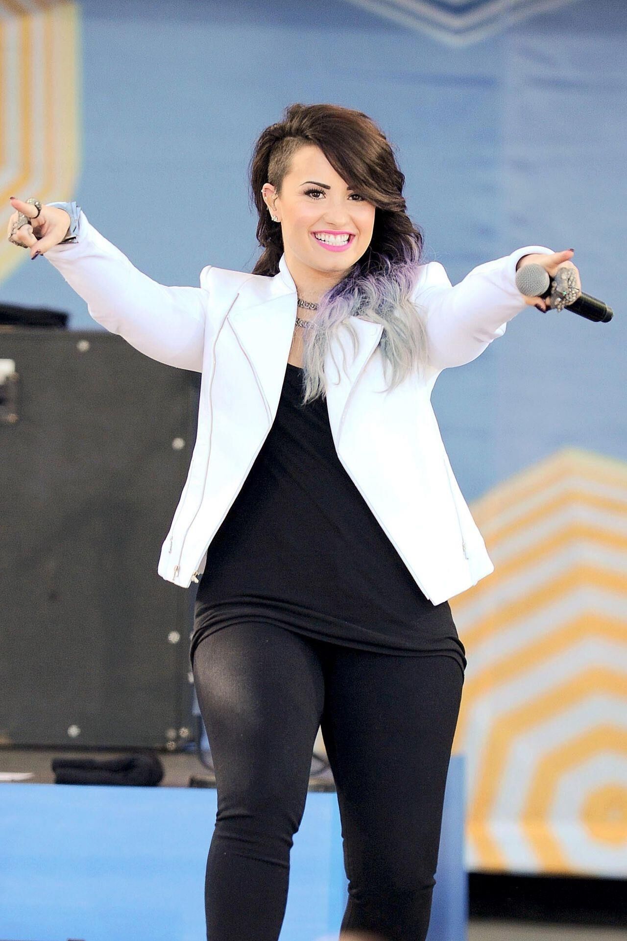 Demi Lovato se produisant sur "Good Morning America"