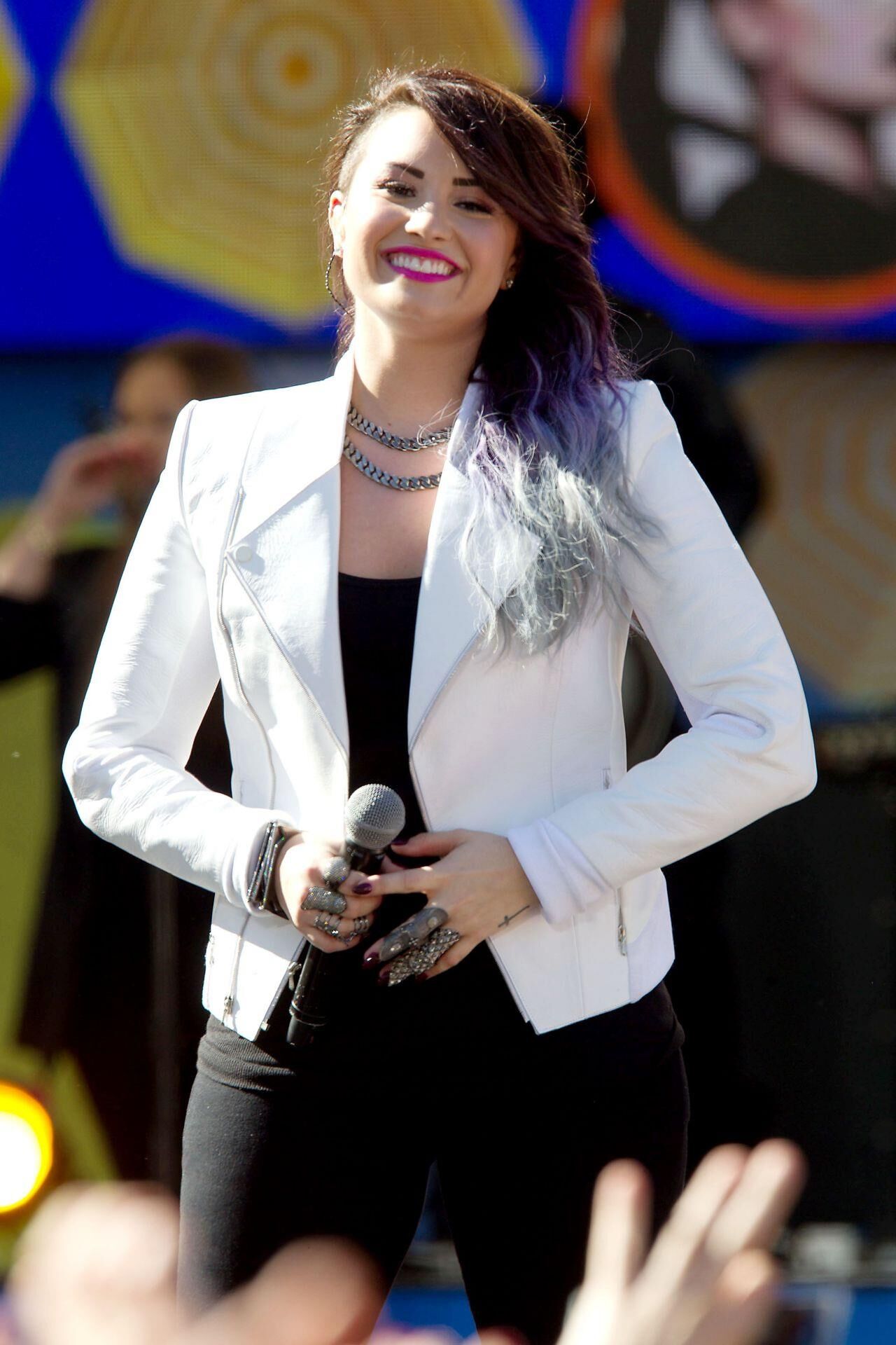 Demi Lovato se apresentando no 'Good Morning America' em