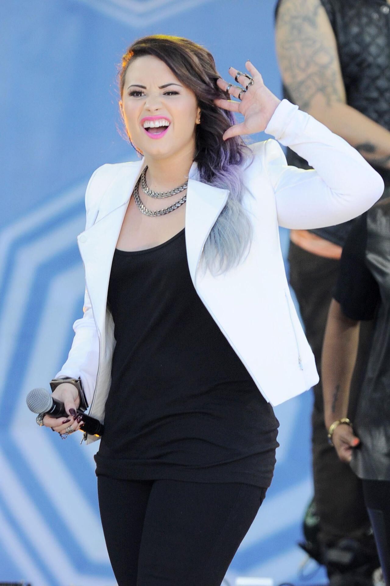 Demi Lovato se apresentando no 'Good Morning America' em