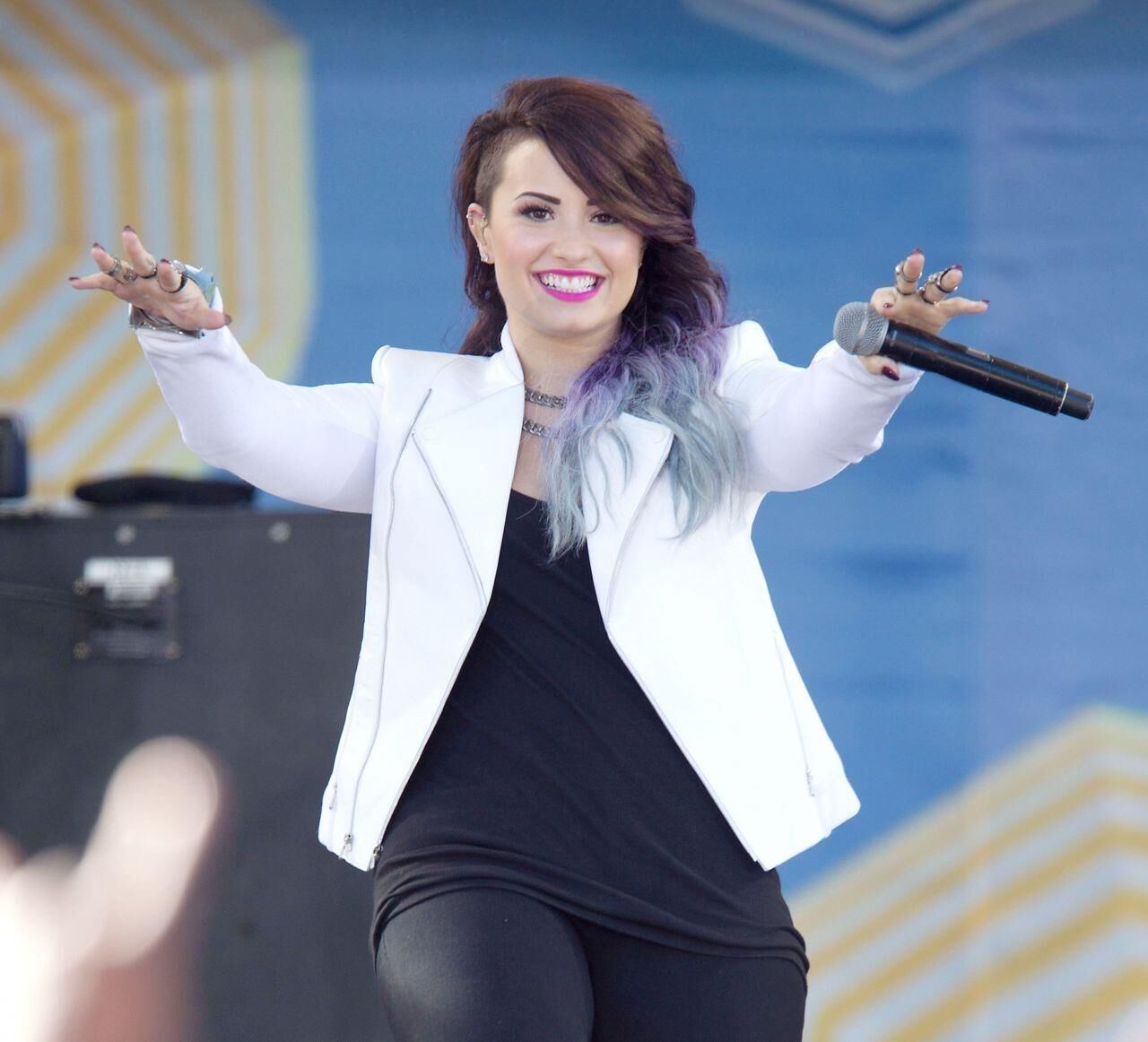 Demi Lovato se apresentando no 'Good Morning America' em