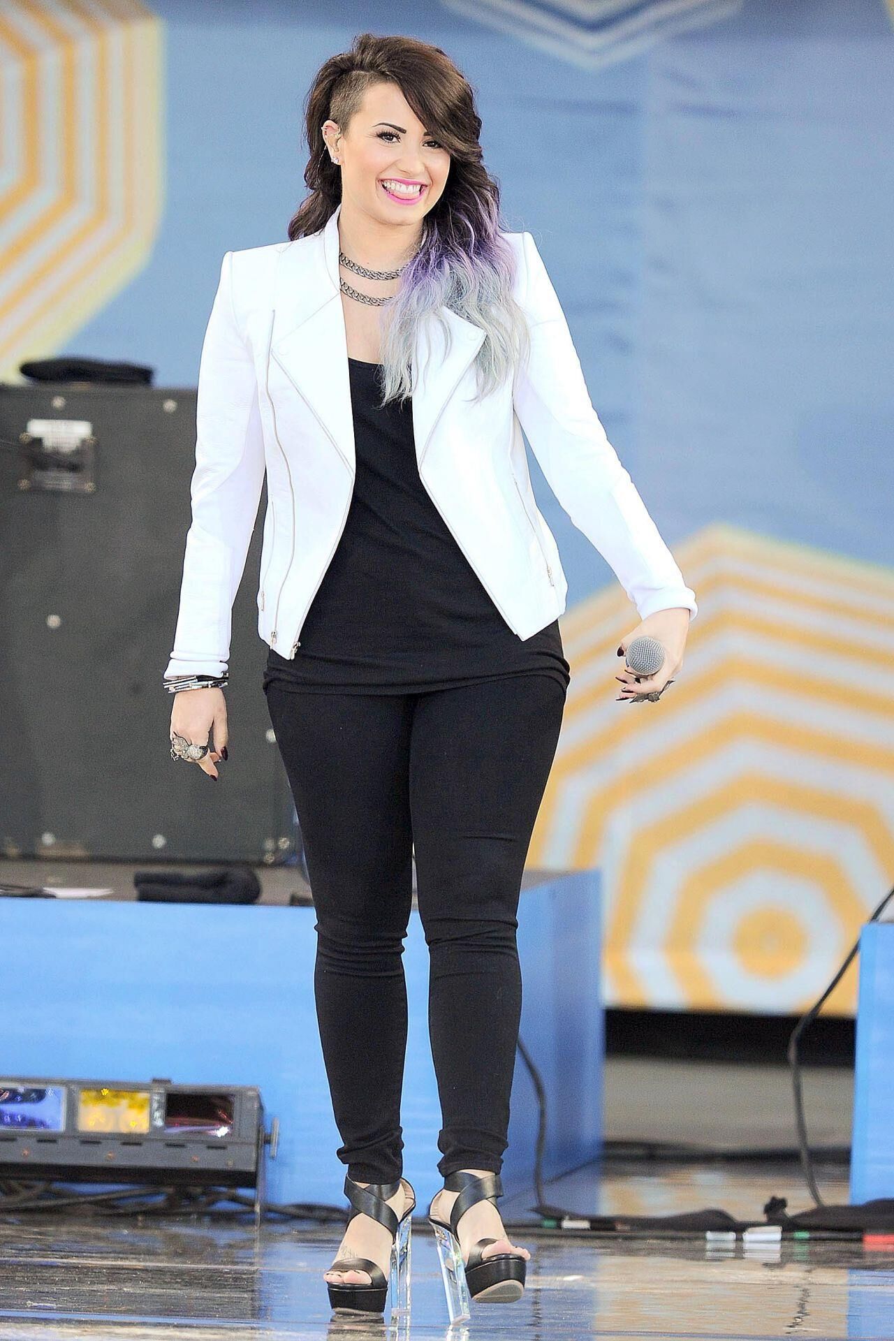 Demi Lovato se apresentando no 'Good Morning America' em