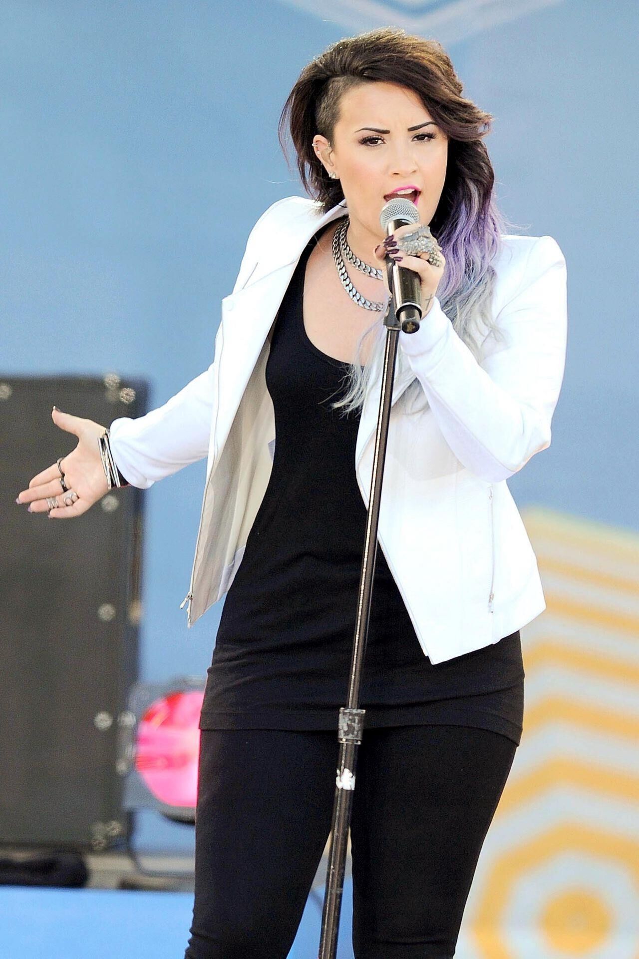 Demi Lovato se apresentando no 'Good Morning America' em