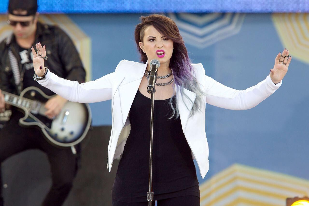 Demi Lovato se apresentando no 'Good Morning America' em