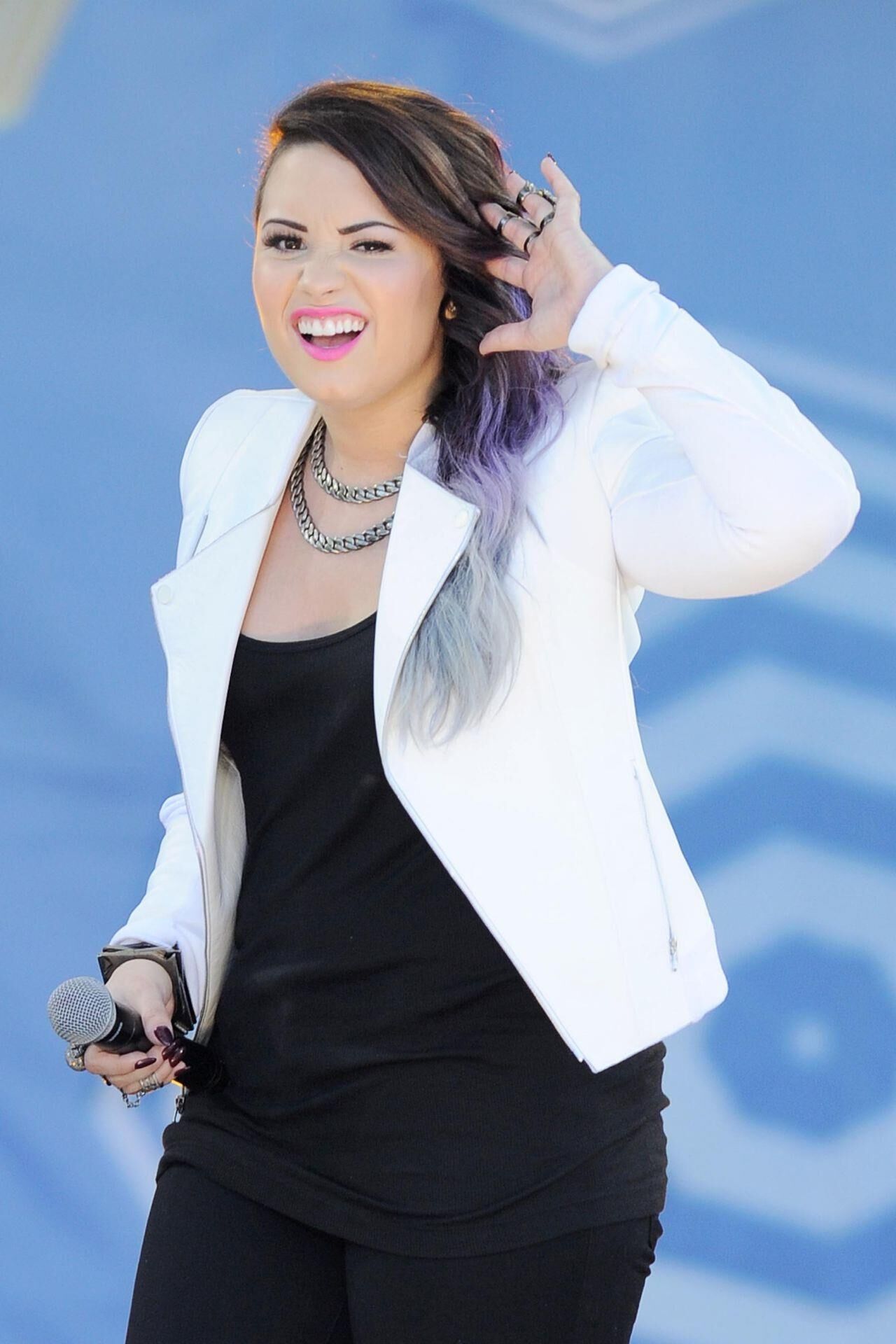 Demi Lovato se apresentando no 'Good Morning America' em