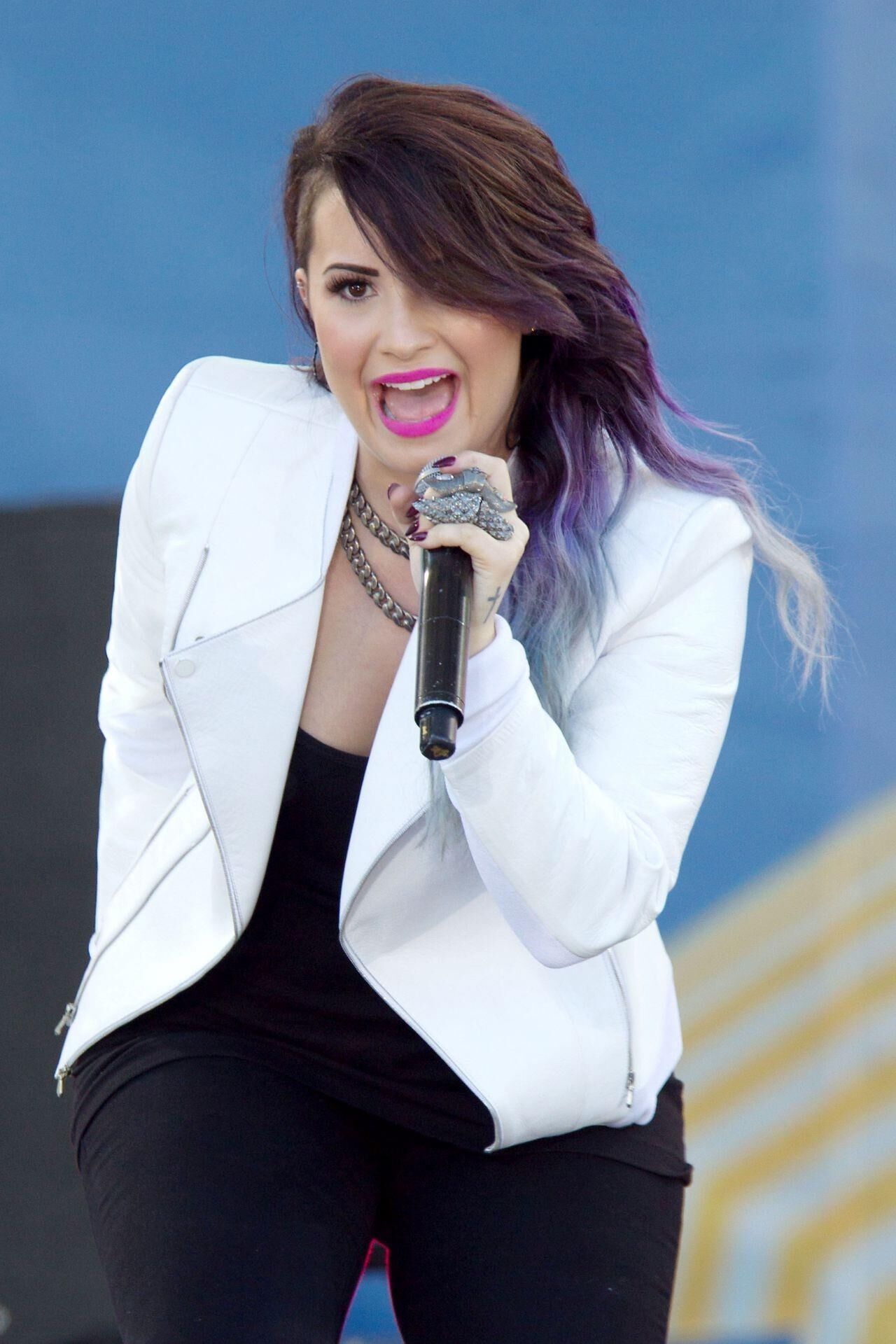 Demi Lovato se produisant sur "Good Morning America"