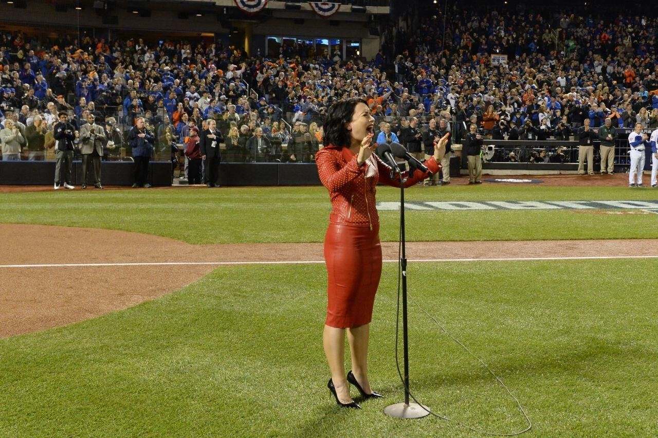 Demi Lovato - MLB World Series Game Four no Citi Field