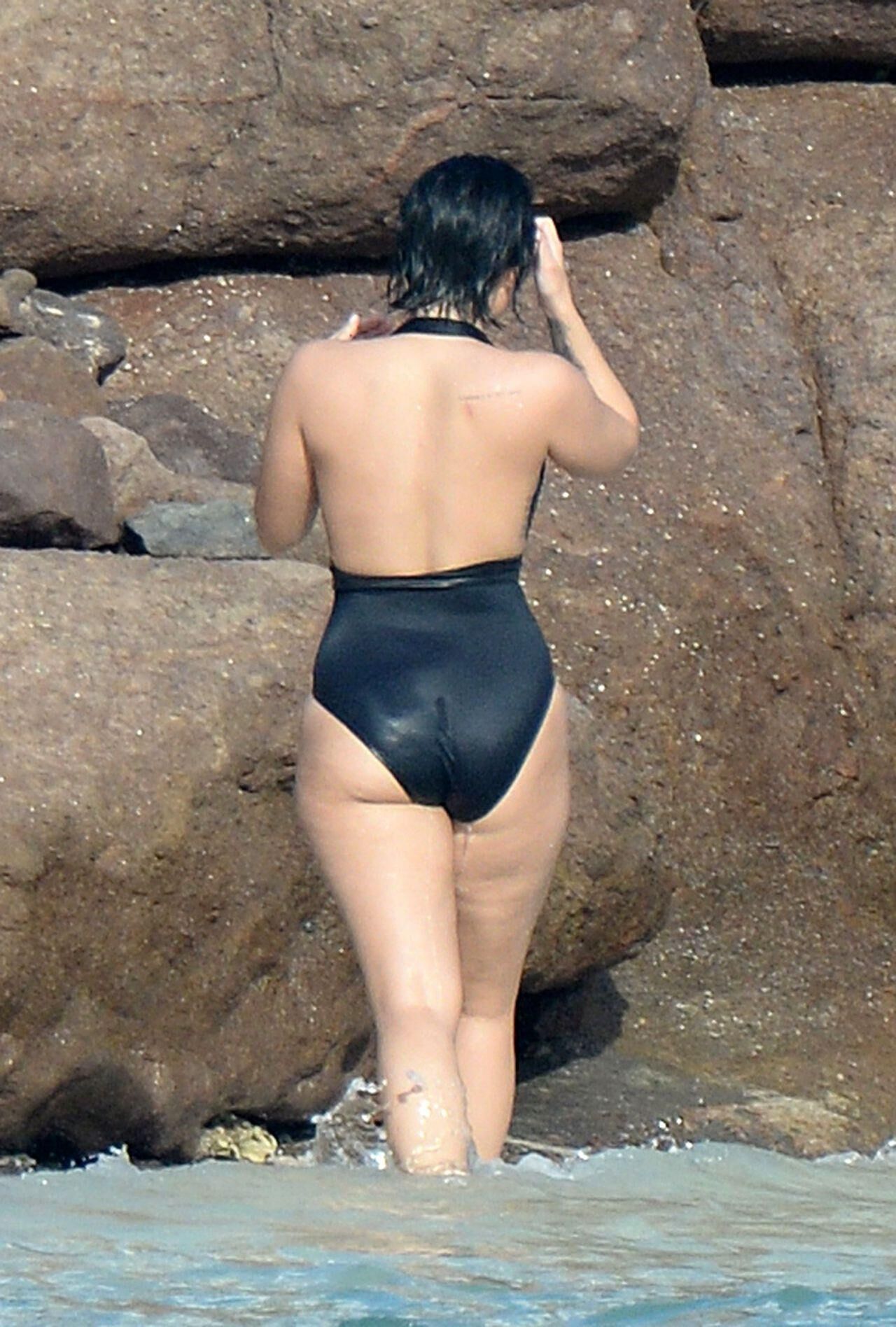 Demi Lovato vestindo um maiô em St. Barts