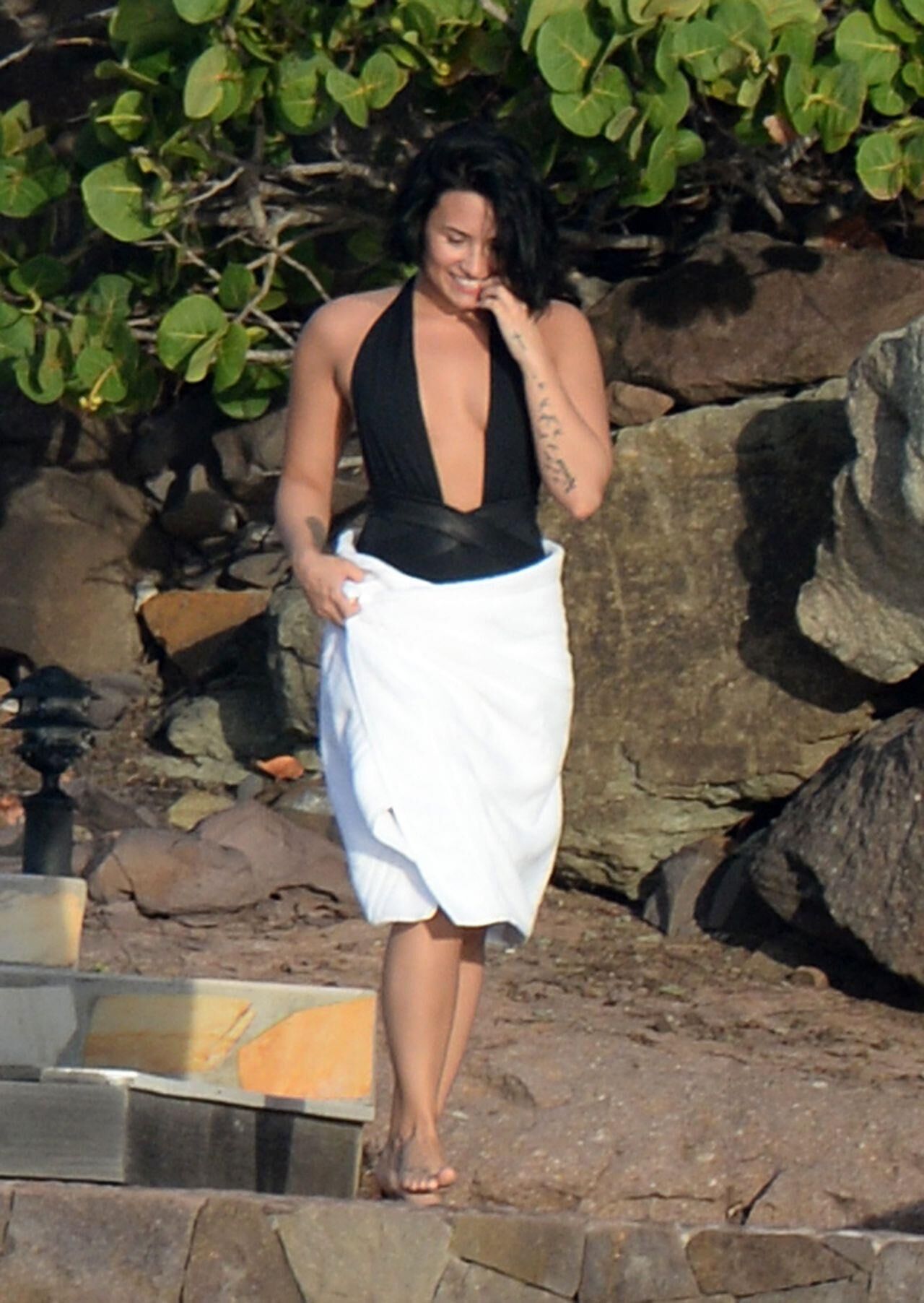 Demi Lovato vestindo um maiô em St. Barts