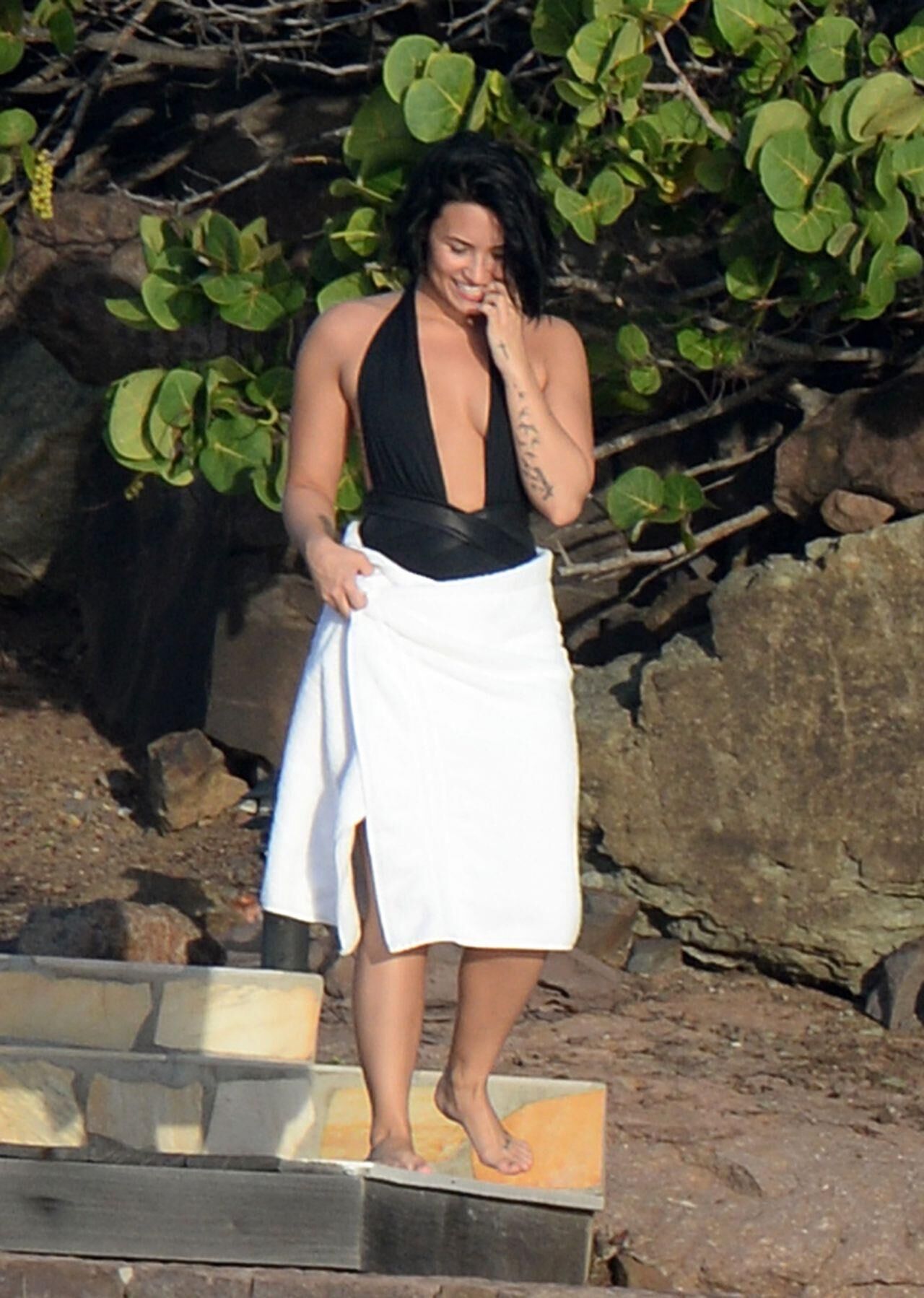 Demi Lovato vestindo um maiô em St. Barts