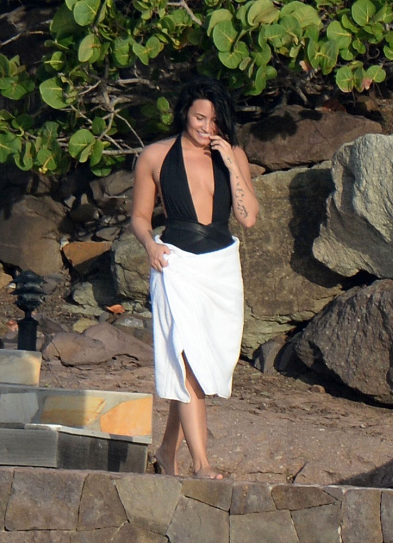 Demi Lovato vestindo um maiô em St. Barts