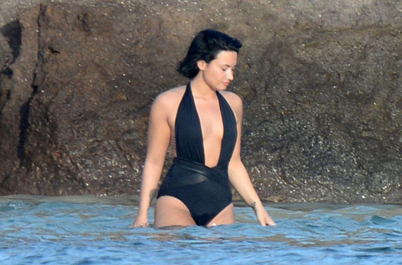 Demi Lovato vestindo um maiô em St. Barts