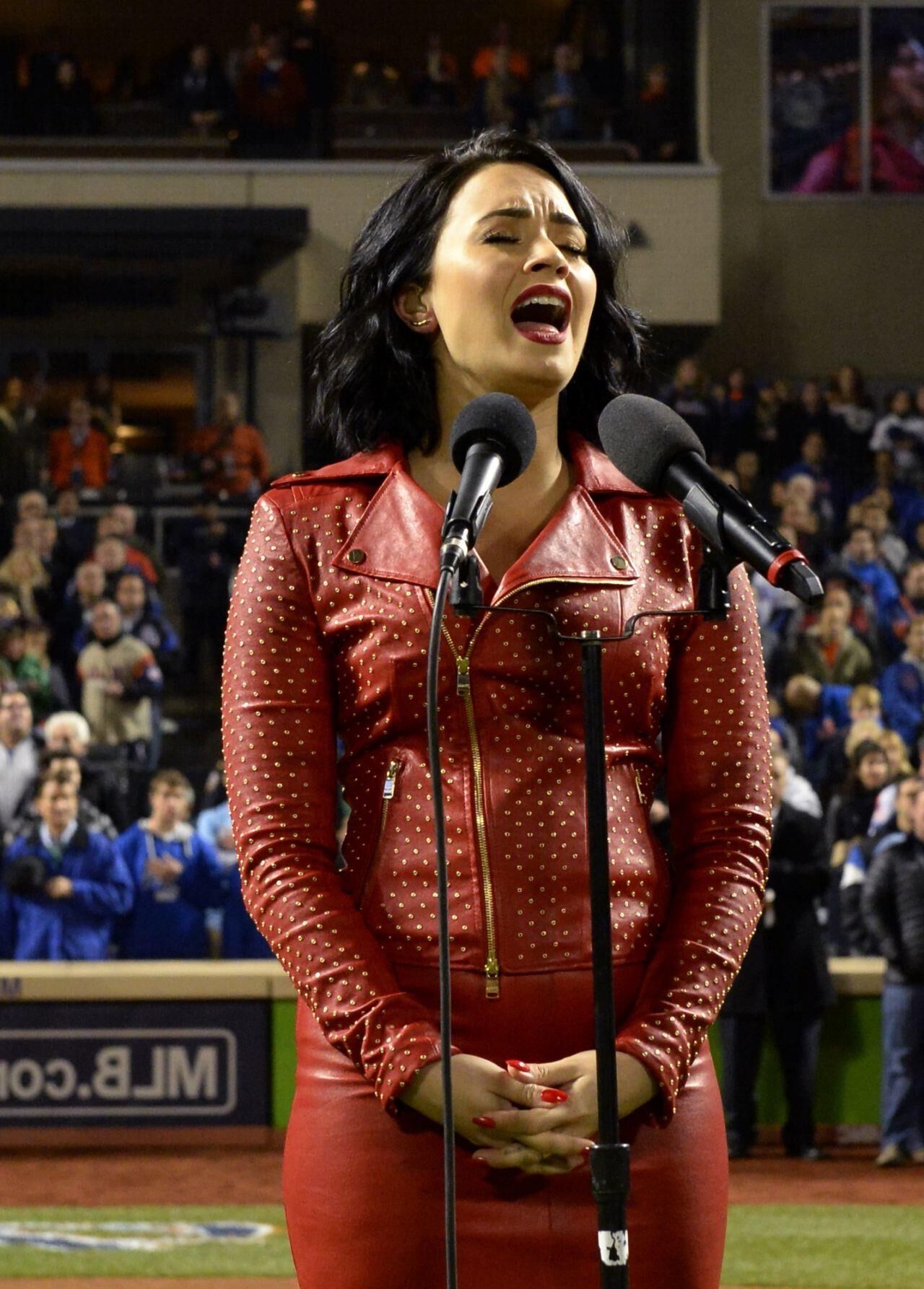 Demi Lovato - MLB World Series Game Four no Citi Field