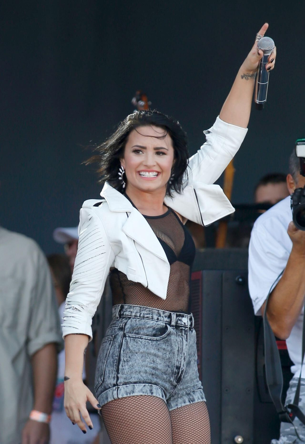 Demi Lovato actúa en Iheart Radio Music Festival Village