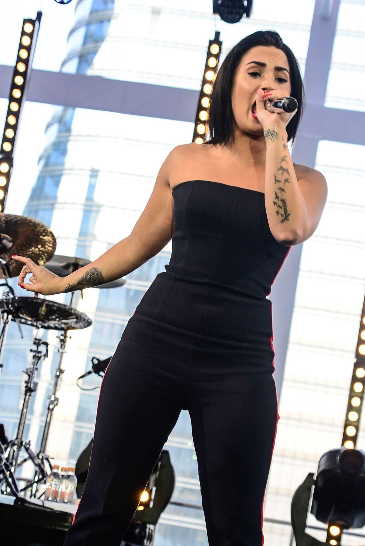 Demi Lovato – Performs at Her Vevo Private Concert in Sao 