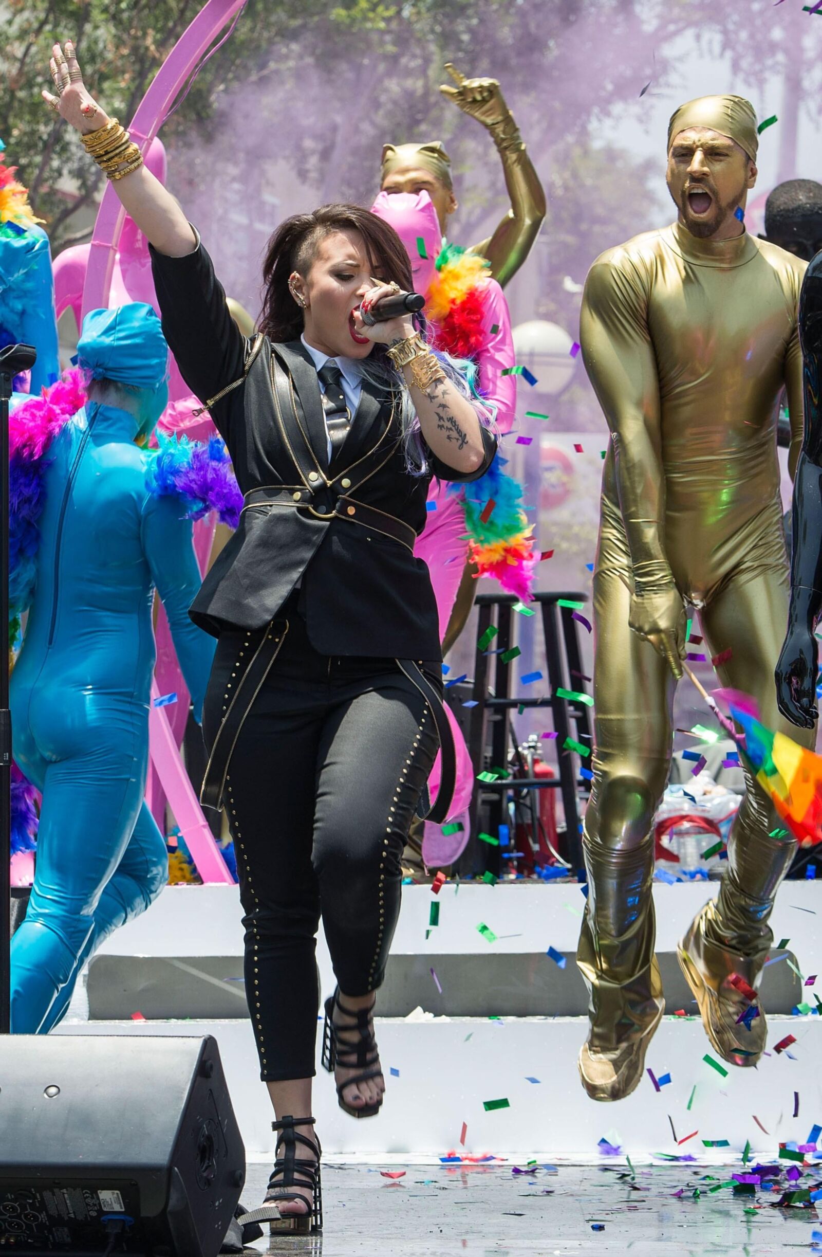 Demi Lovato se apresenta na parada do orgulho