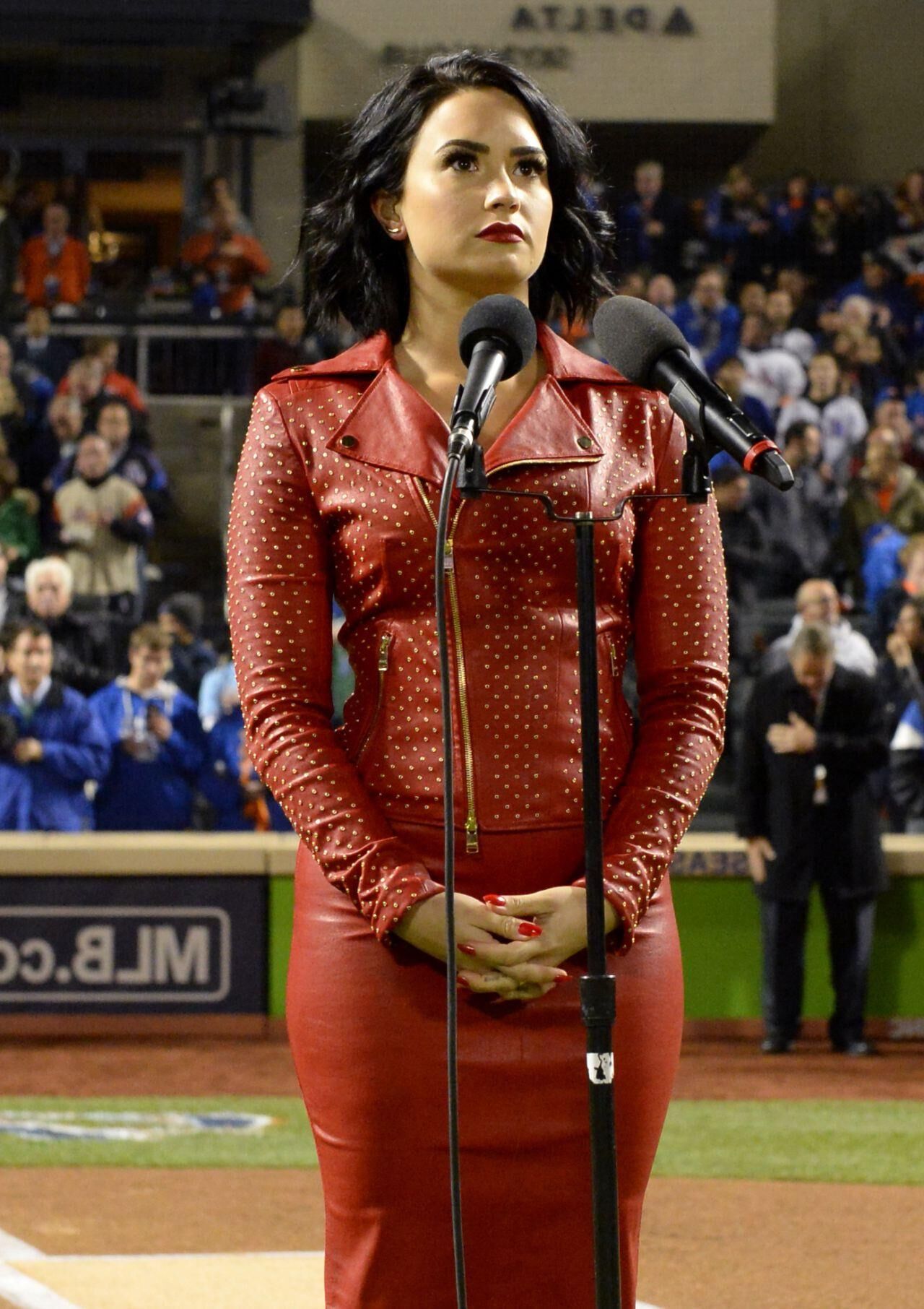 Demi Lovato - MLB World Series Game Four no Citi Field