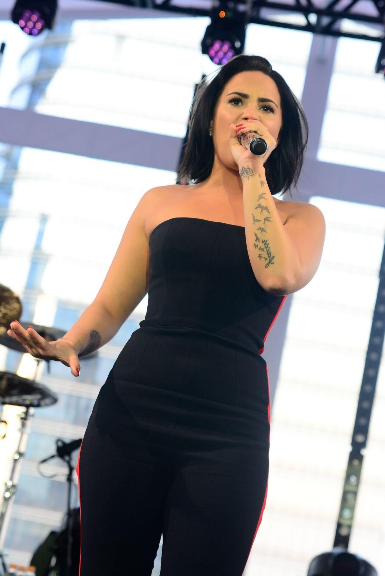 Demi Lovato – Performs at Her Vevo Private Concert in Sao 