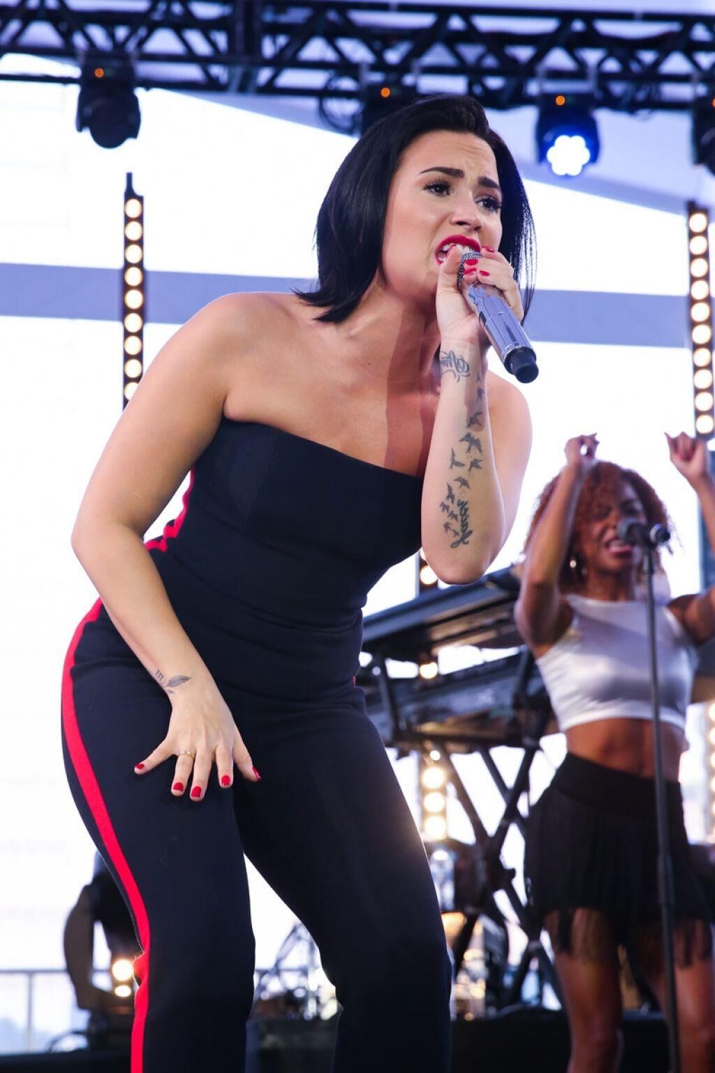 Demi Lovato – Performs at Her Vevo Private Concert in Sao 