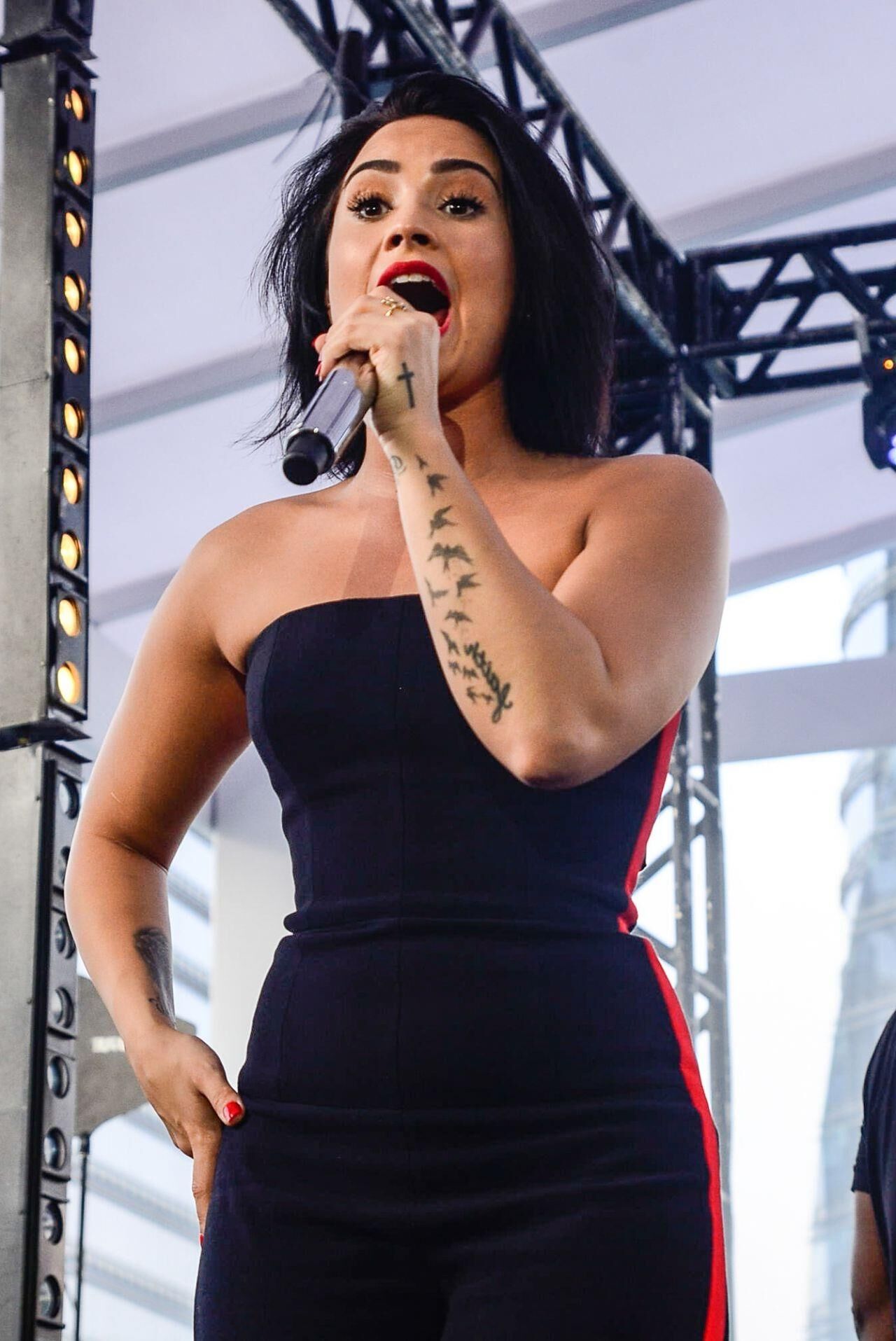 Demi Lovato – Performs at Her Vevo Private Concert in Sao 