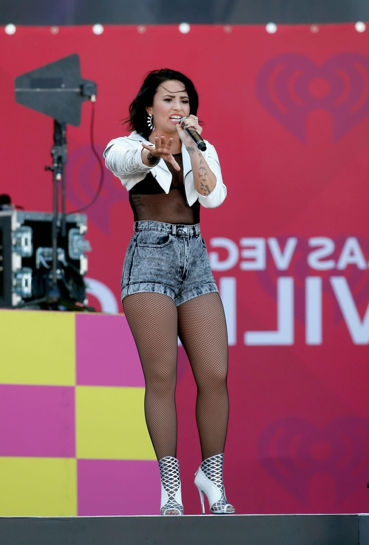 Demi Lovato se produit au village du festival de musique de radio iheart