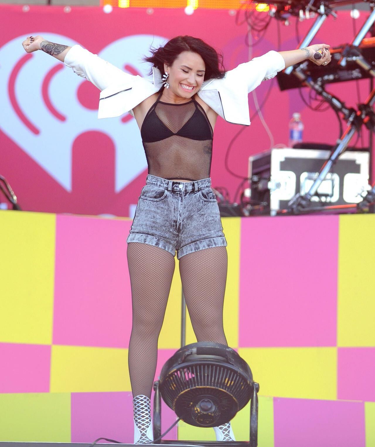 Demi Lovato se produit au village du festival de musique de radio iheart