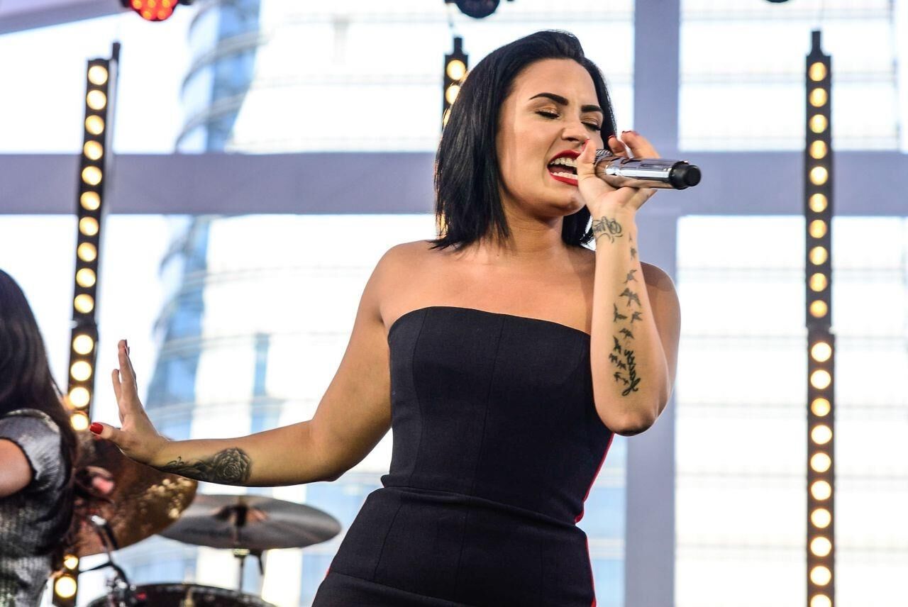 Demi Lovato - se apresenta em seu concerto privado vevo em São