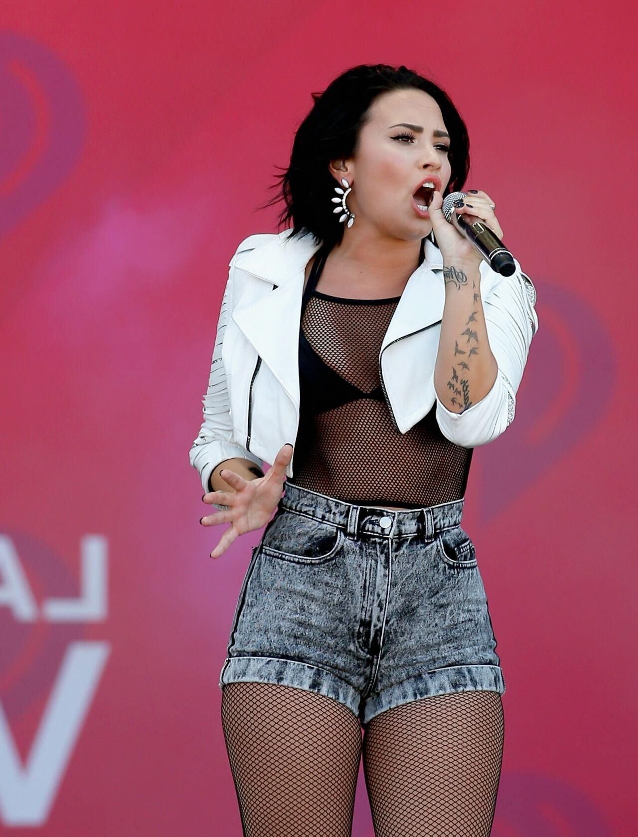 Demi Lovato actúa en Iheart Radio Music Festival Village