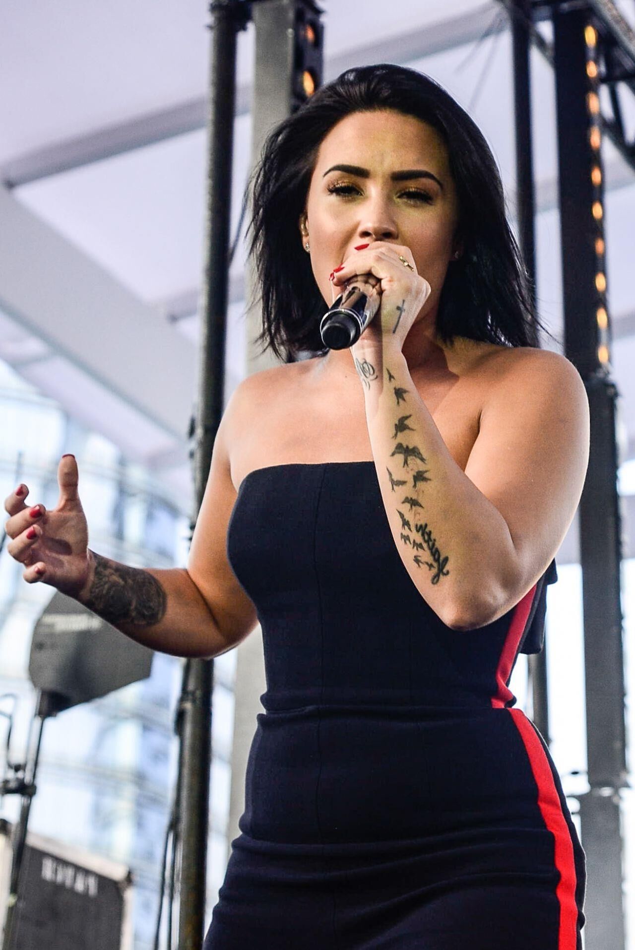 Demi Lovato - se apresenta em seu concerto privado vevo em São